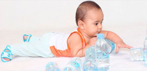 Ребенок и бутылки с водой