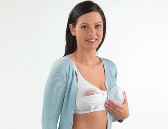 Женщина, использующая накладки на грудь при вскармливании