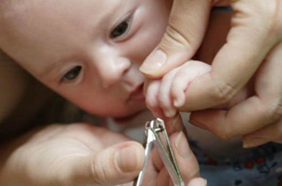 Подстригание ногтей младенцу
