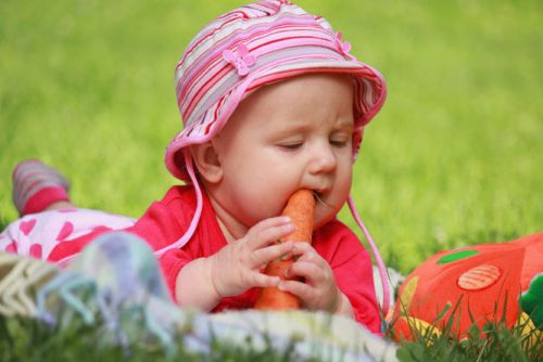 Ребенок с морковкой