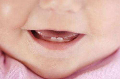 Первые зубы у младенца