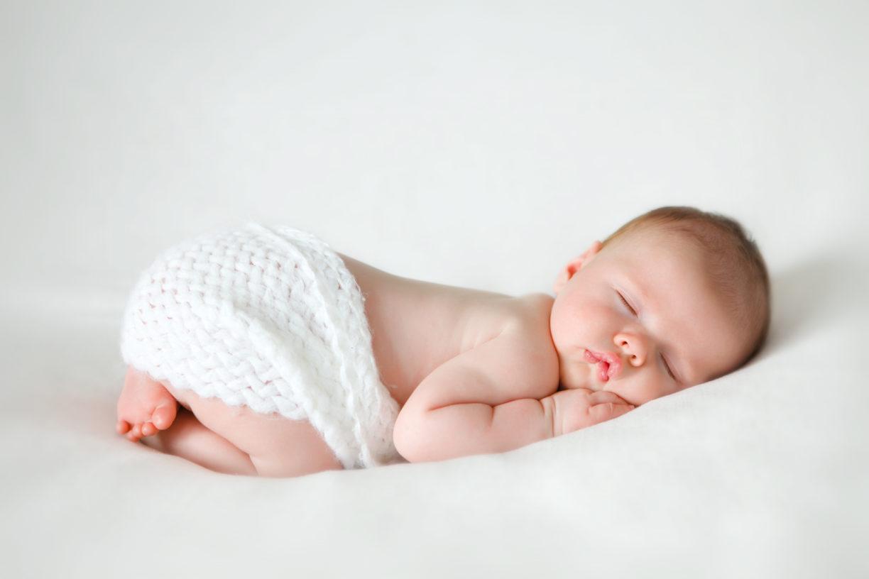 Сон на животике позволяет малышу крепко спать