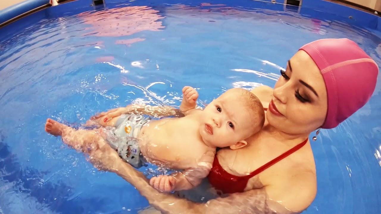  Мама с малышом в бассейне