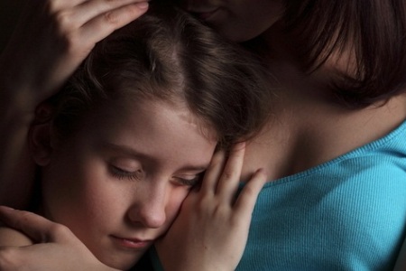Девочка с мамой: что делать родителям во время кризиса у ребенка