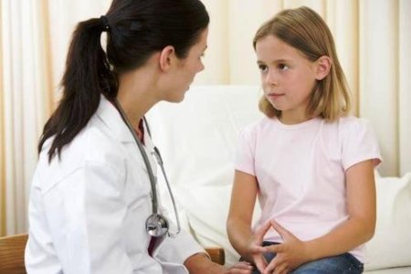 Девочка у врача: лечение вульвовагинита у детей