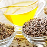 Льняное масло и семена в чашках
