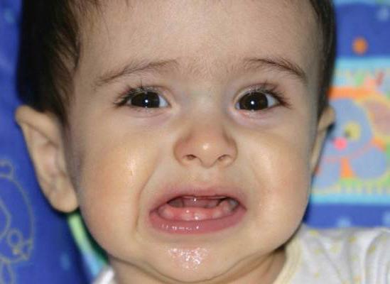 Капризность ребенка объясняется ростом зубов