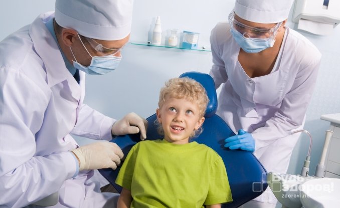 Визит к стоматологу - обязательная процедура при смене зубов у детей